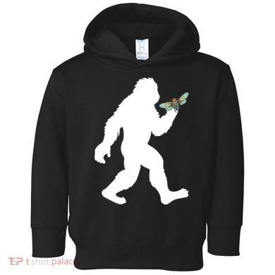 Funny Cicada Comeback 2024 Bigfoot Catching Cicada Gift Toddler Hoodie