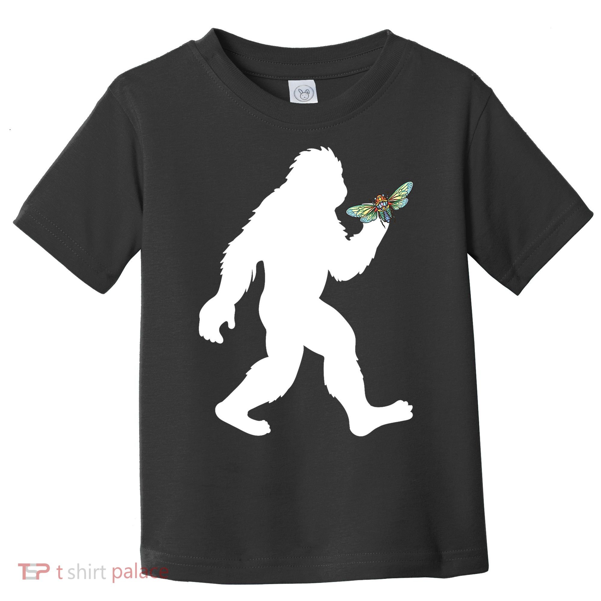 Funny Cicada Comeback 2024 Bigfoot Catching Cicada Gift Toddler T-Shirt