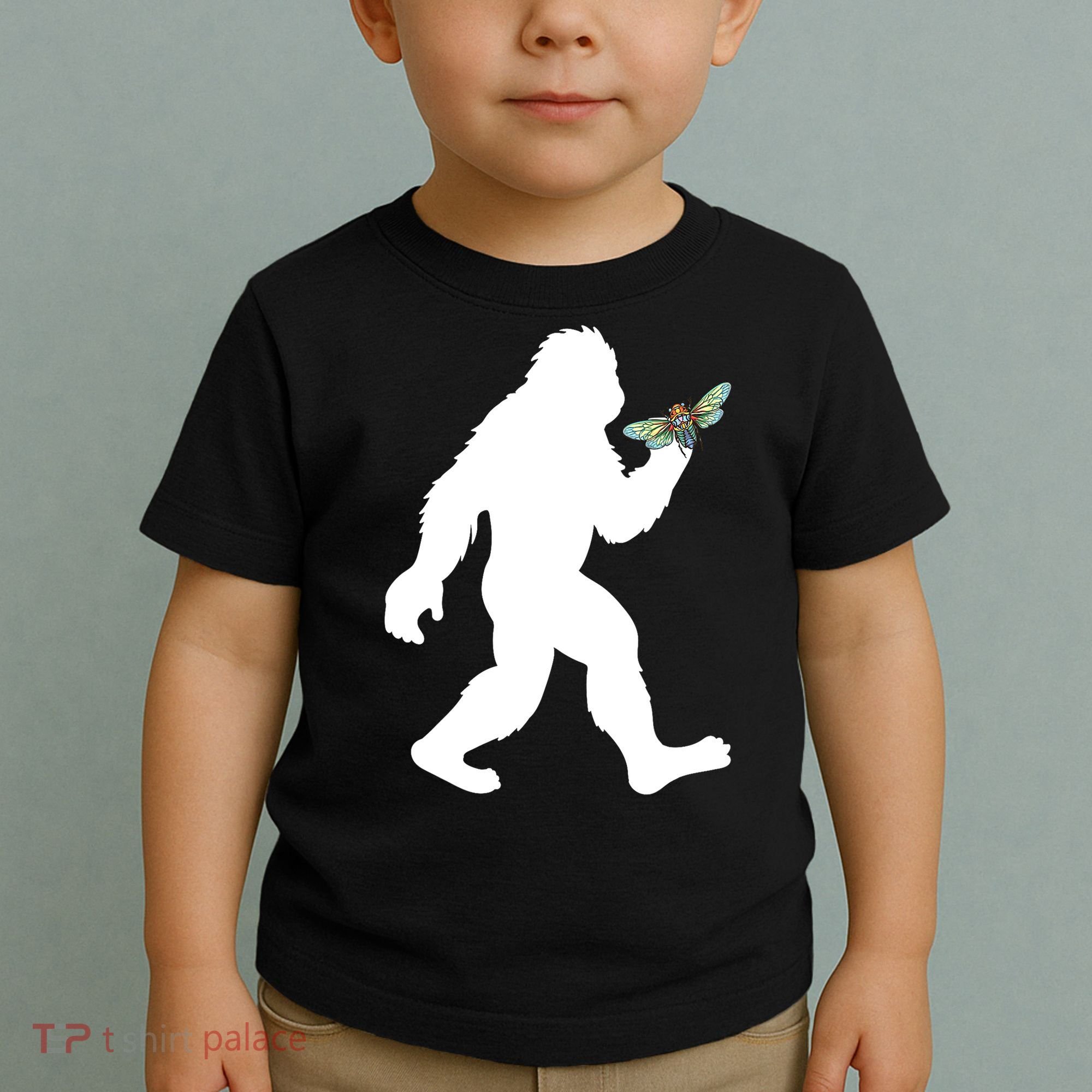 Funny Cicada Comeback 2024 Bigfoot Catching Cicada Gift Toddler T-Shirt