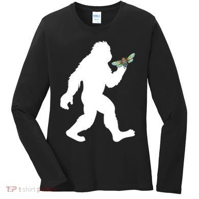 Funny Cicada Comeback 2024 Bigfoot Catching Cicada Gift Women's Long Sleeve Shirt