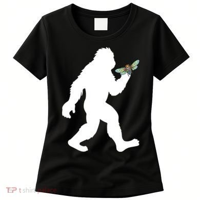 Funny Cicada Comeback 2024 Bigfoot Catching Cicada Gift Women's T-Shirt