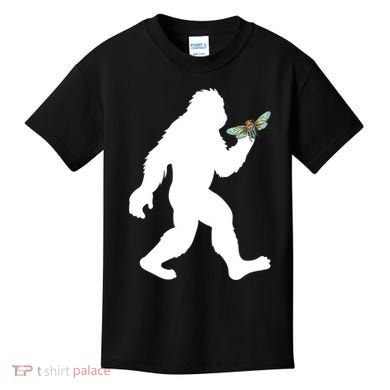 Funny Cicada Comeback 2024 Bigfoot Catching Cicada Gift Kids T-Shirt