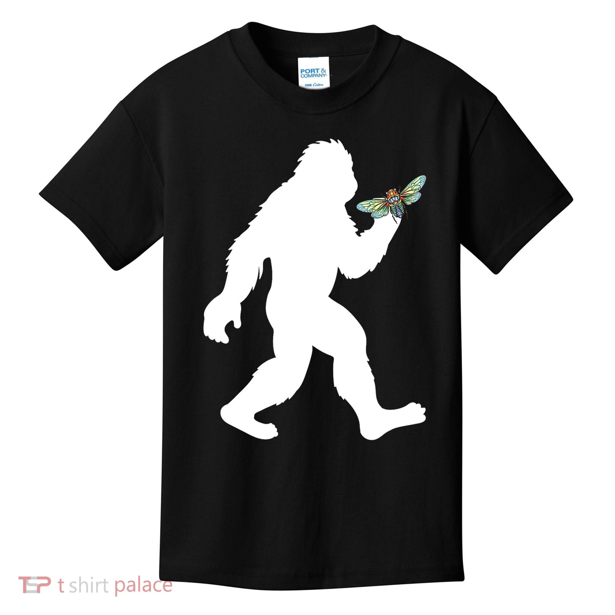 Funny Cicada Comeback 2024 Bigfoot Catching Cicada Gift Kids T-Shirt