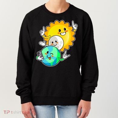 Funny Cute Total Solar Eclipse Earth Moon Sun Selfie Women's Sweatshirt