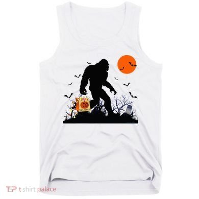 Funny Halloween Bigfoot Trick or Treating Bigfoot Tank Top