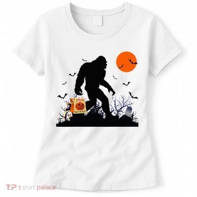 Funny Halloween Bigfoot Trick or Treating Bigfoot Women's T-Shirt