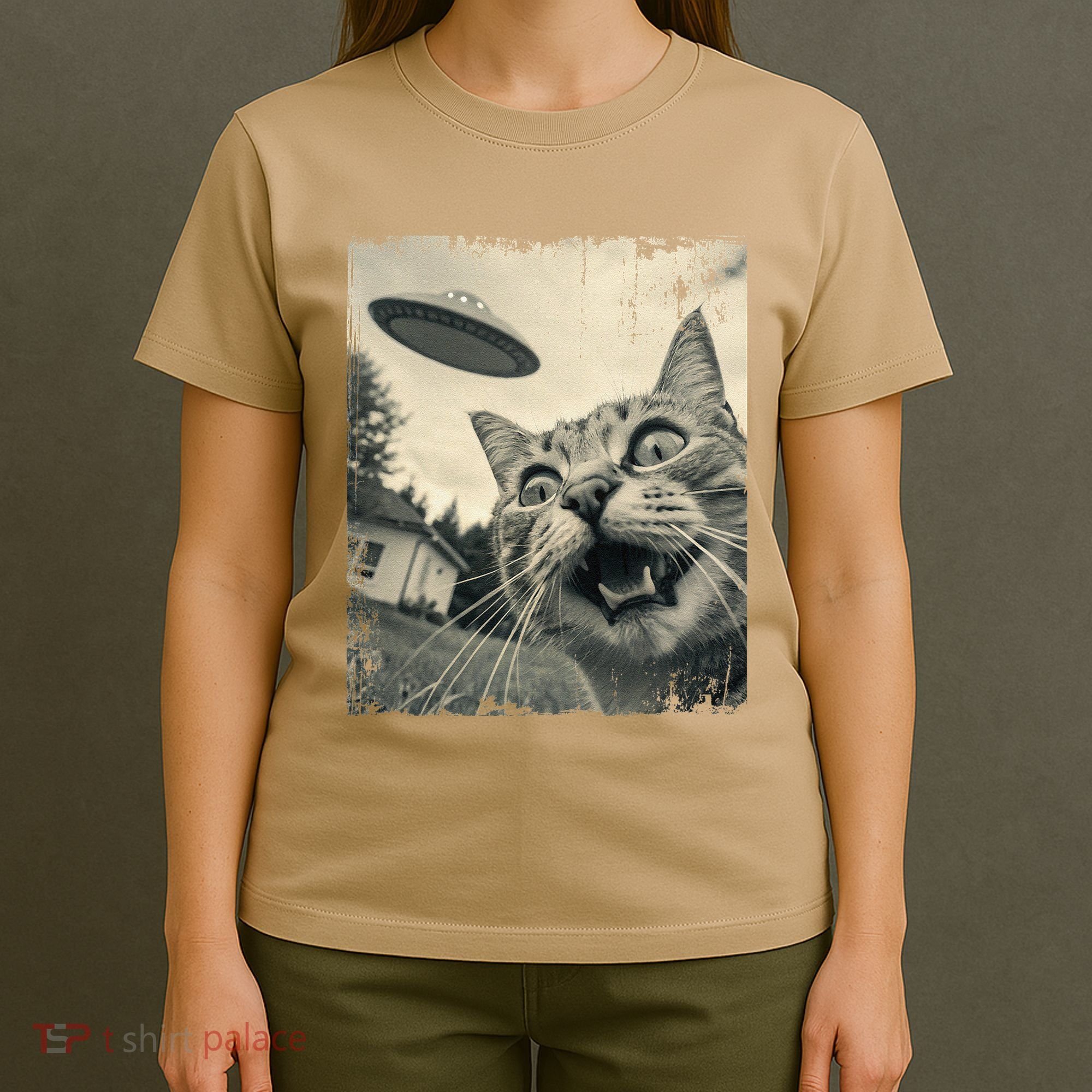 Funny Invasion Meme Vintage Alien Cat Ufo Selfie T-Shirt