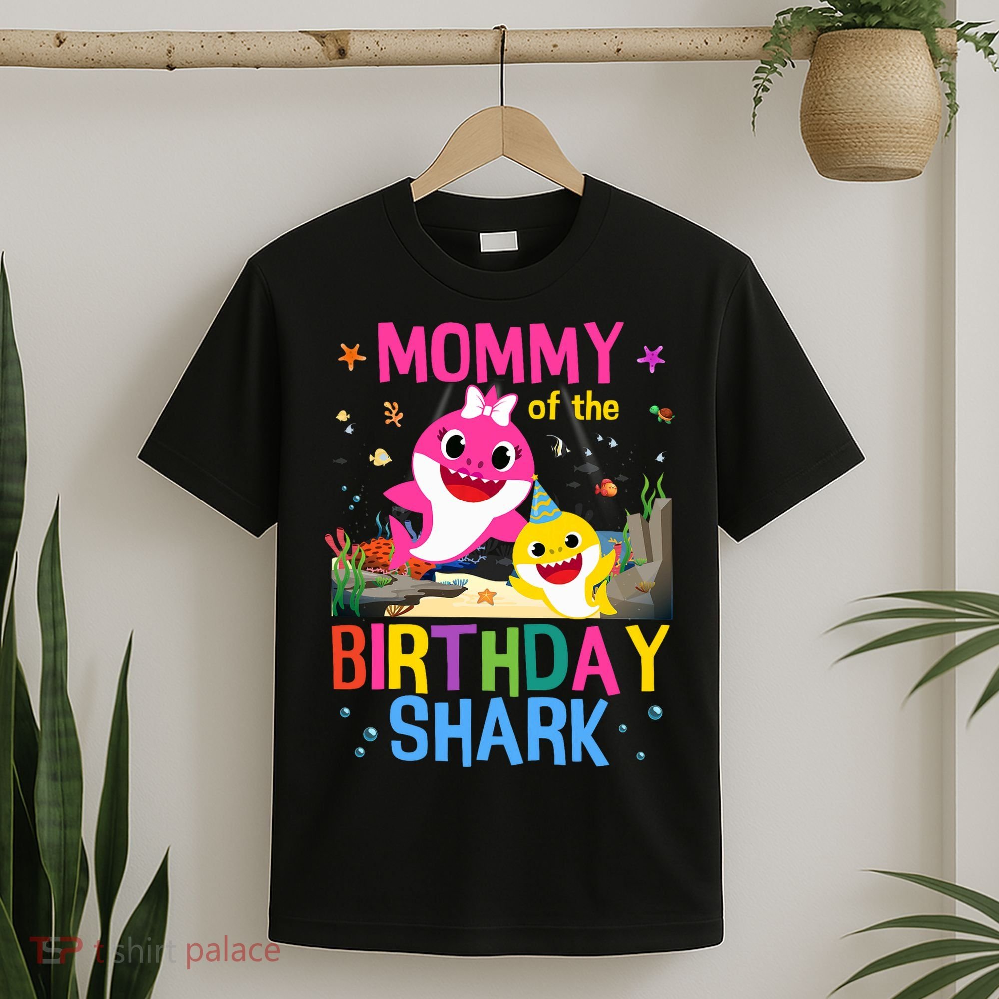 Funny Mommy Of The Birthday Family Shark  T-Shirt