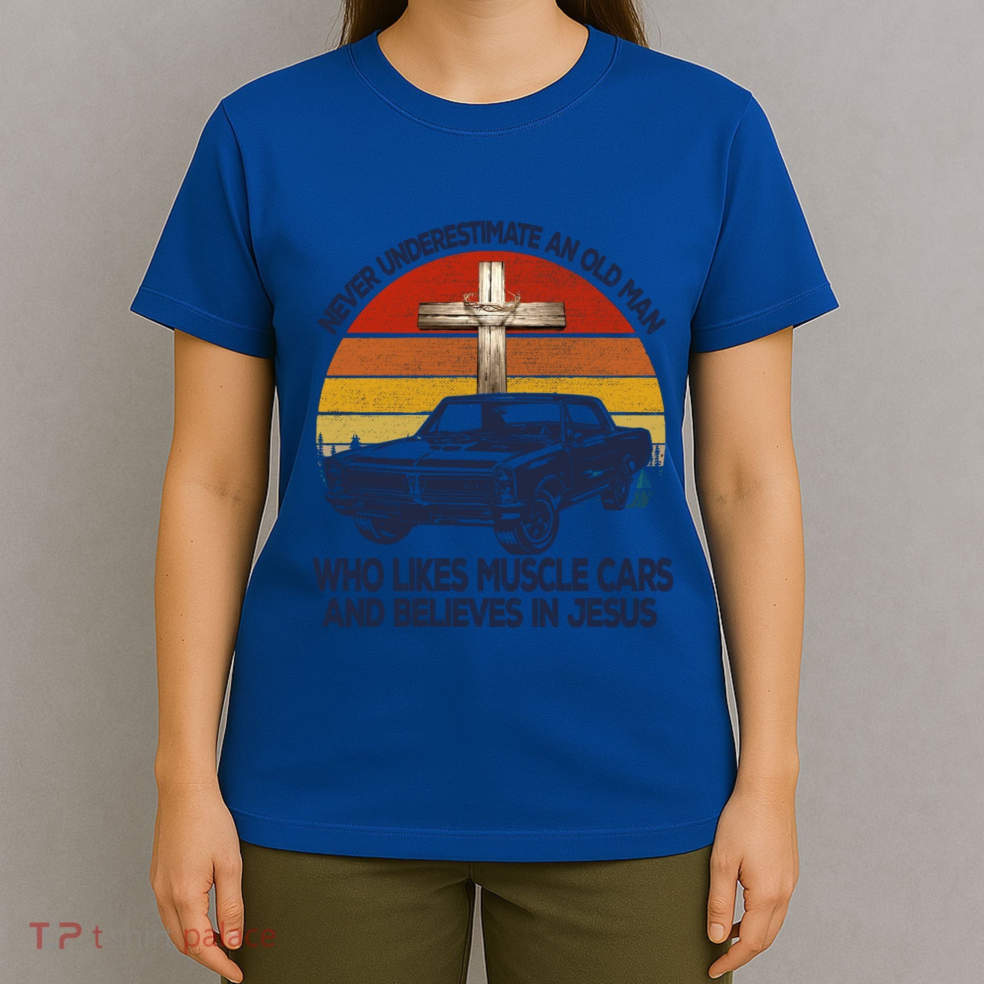 Funny Never Underestimate An Old Likes Muscle Car Outfit Gift T-Shirt