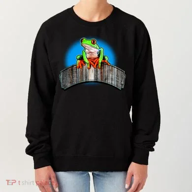 Frog On Wood Panel Women's Sweatshirt