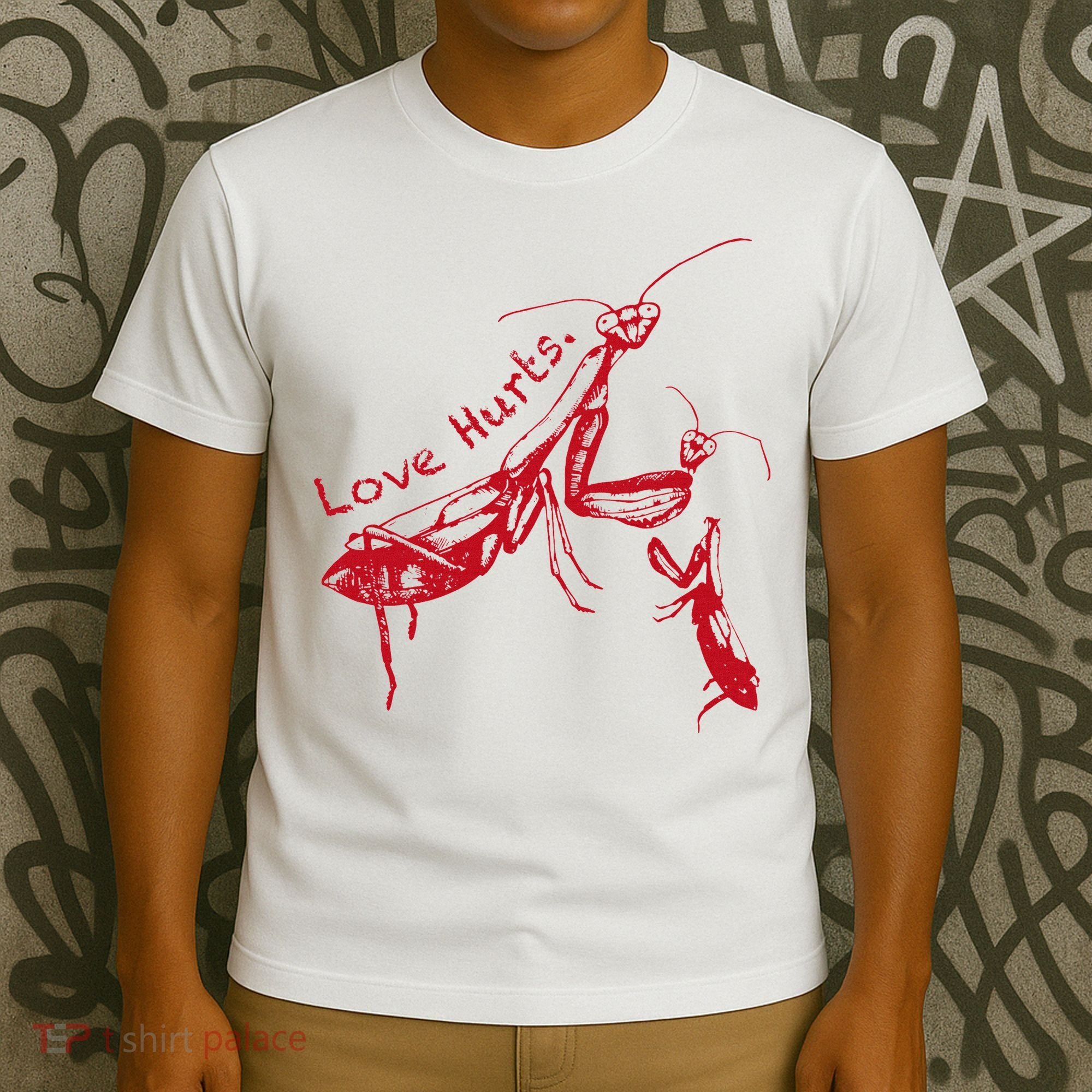 Funny Praying Mantis Retro Love Hurts Graphic T-Shirt