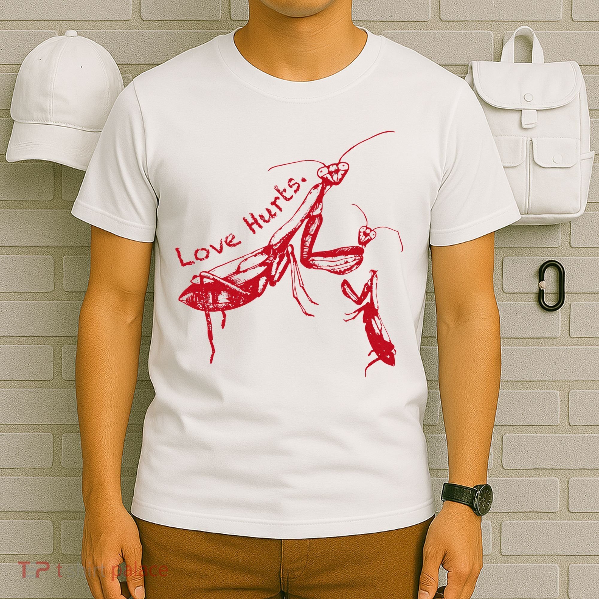 Funny Praying Mantis Retro Love Hurts Graphic T-Shirt