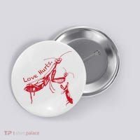 Funny Praying Mantis Retro Love Hurts Graphic Button thumb 0