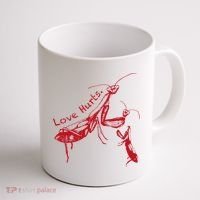 Funny Praying Mantis Retro Love Hurts Graphic Coffee Mug thumb 1