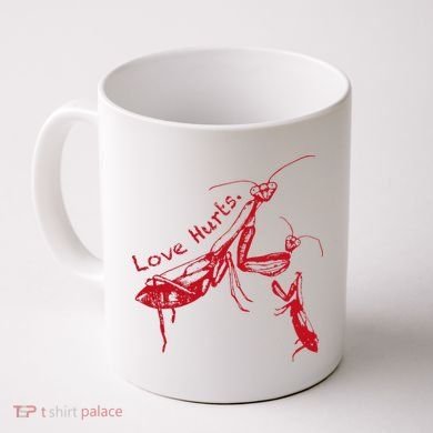 Funny Praying Mantis Retro Love Hurts Graphic Coffee Mug