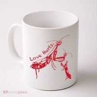 Funny Praying Mantis Retro Love Hurts Graphic Coffee Mug thumb 0
