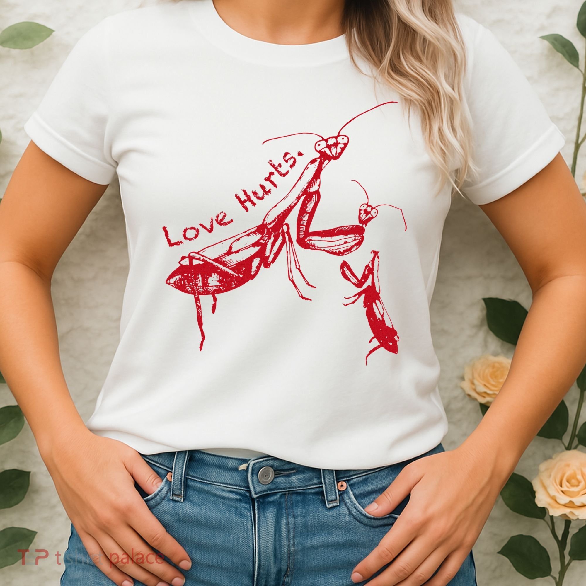 Funny Praying Mantis Retro Love Hurts Graphic Women's T-Shirt