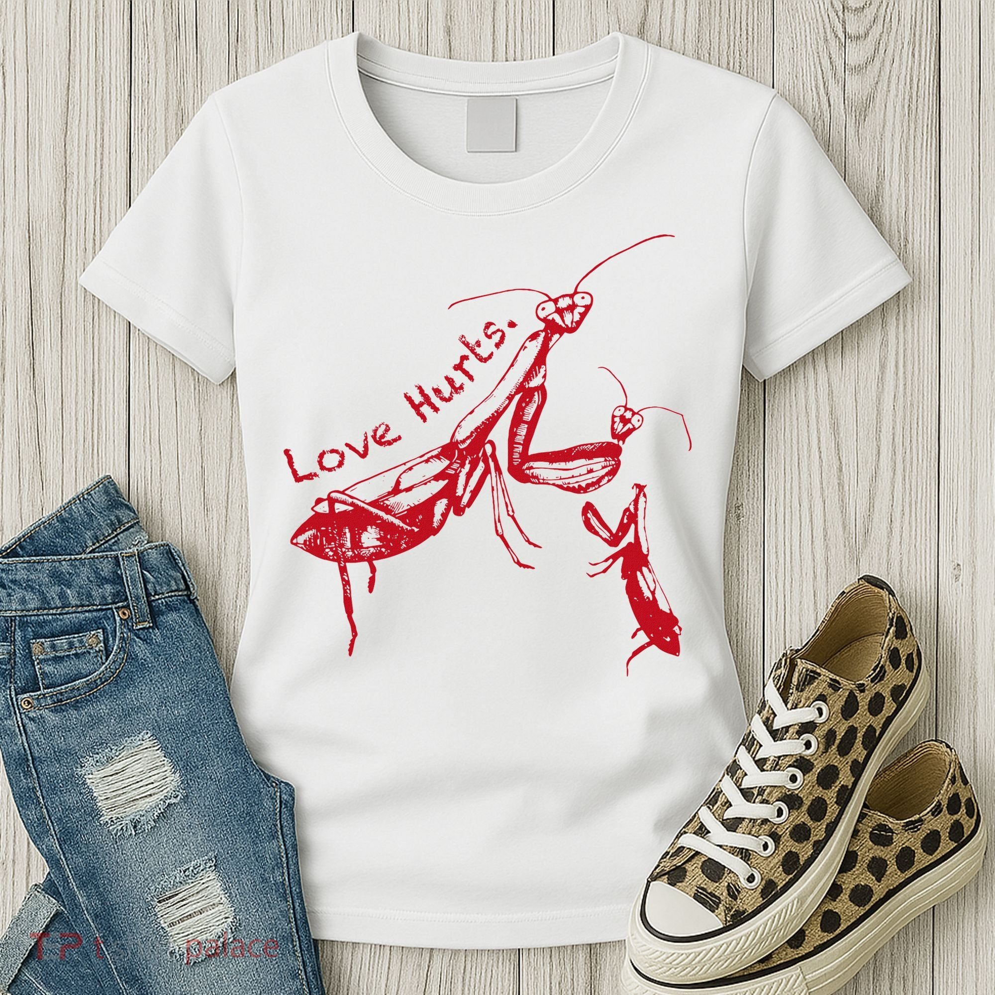 Funny Praying Mantis Retro Love Hurts Graphic Women's T-Shirt
