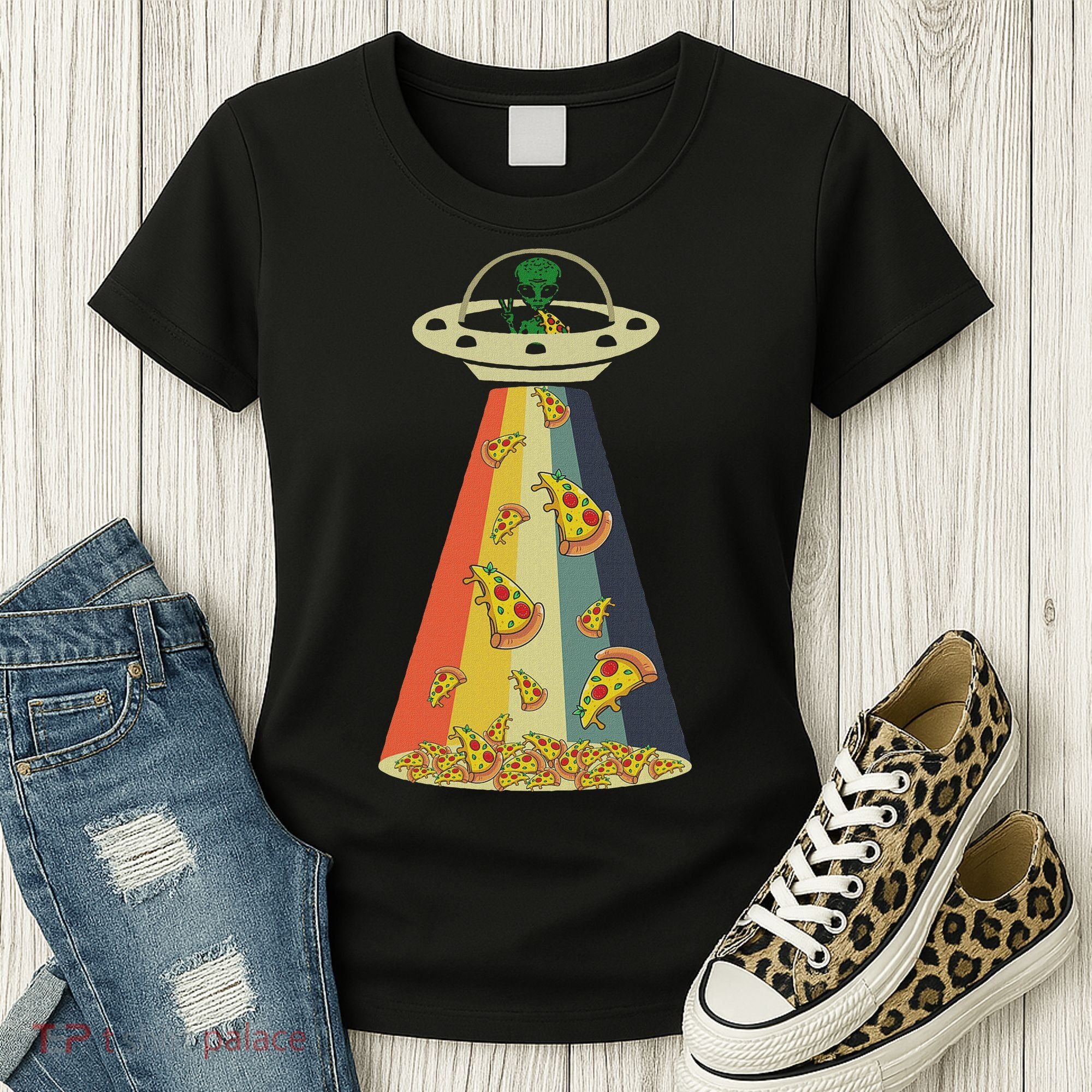 Funny Pizza Ufo Alien Eating Pizza A Ufo Extraterrestrial Women's T-Shirt