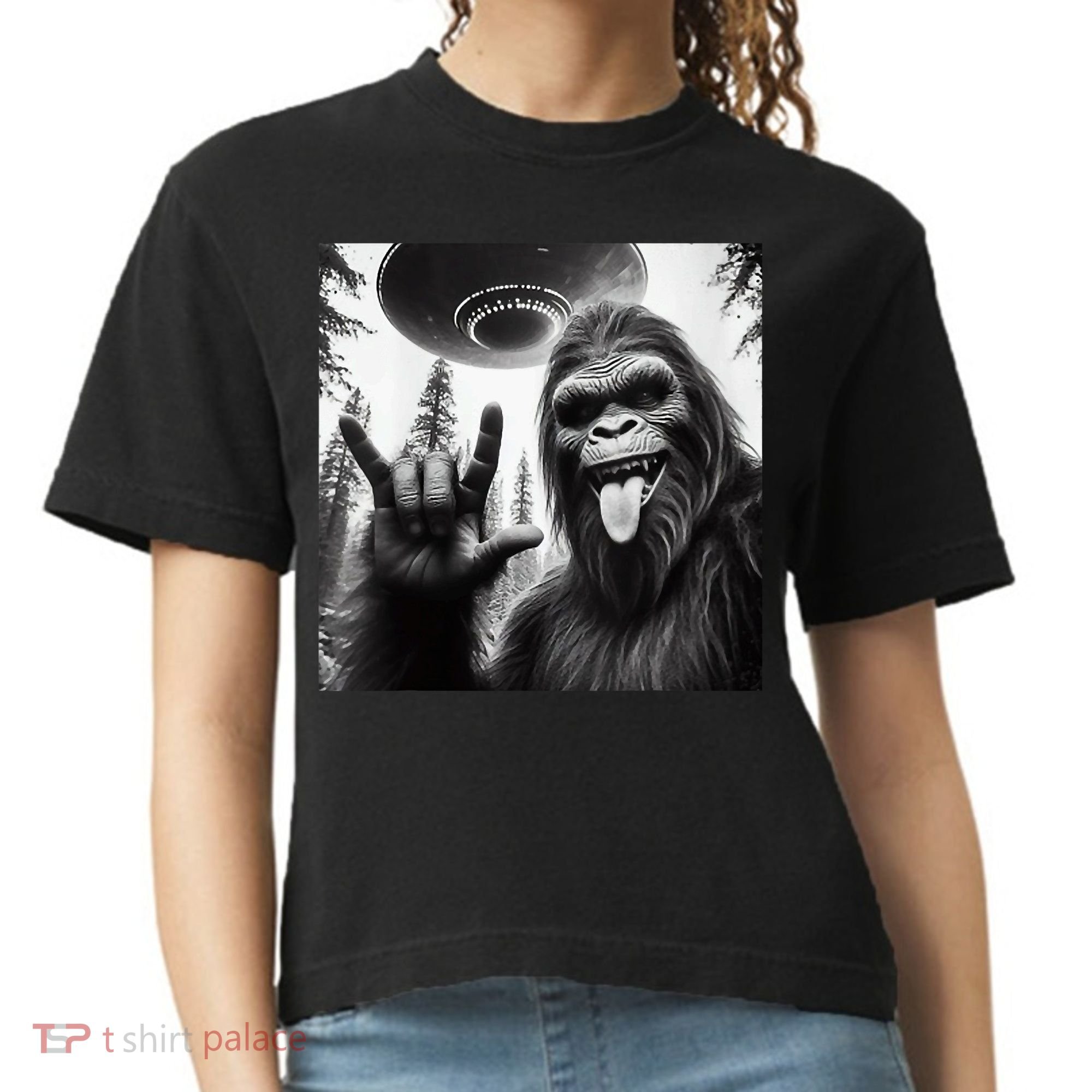 Funny Sasquatch Bigfoot Rock On Selfie With Ufo Alien Comfort Colors Boxy T-Shirt
