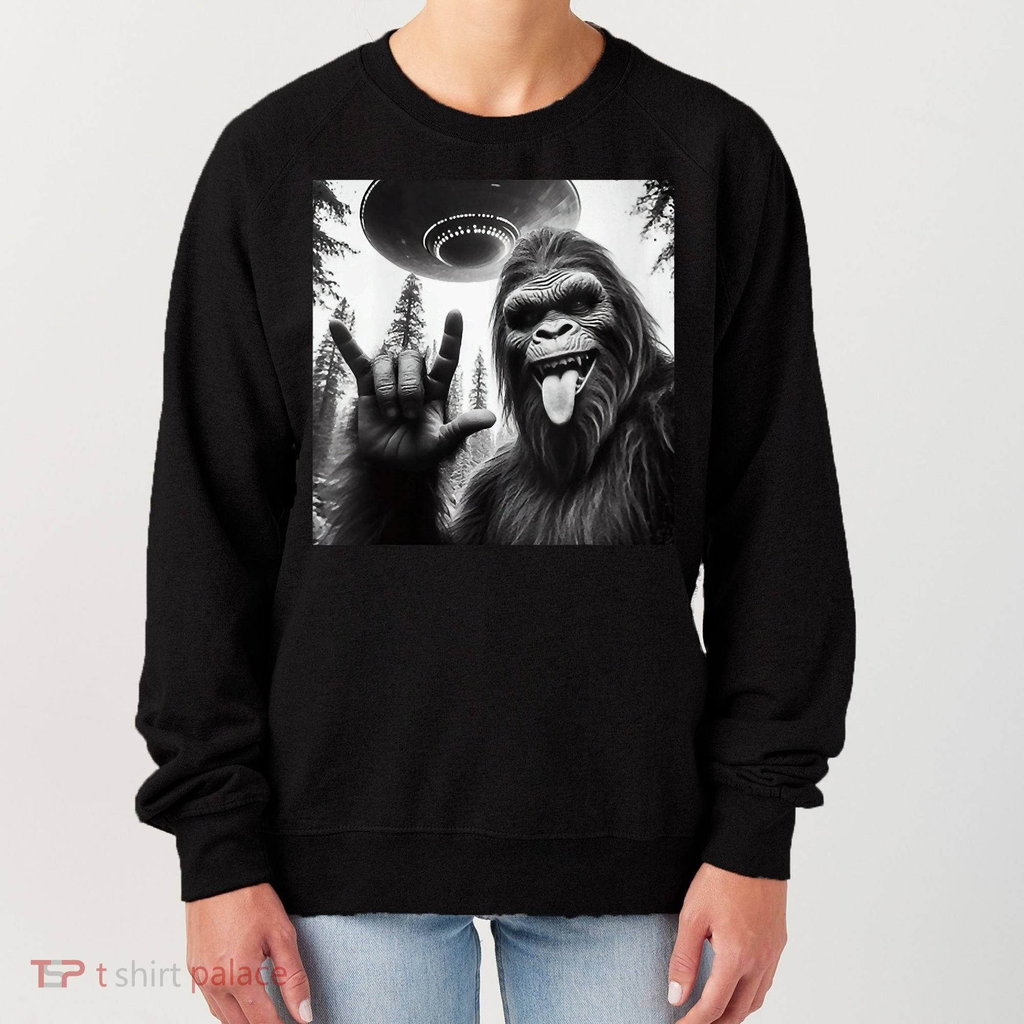Funny Sasquatch Bigfoot Rock On Selfie With Ufo Alien Women's Sweatshirt