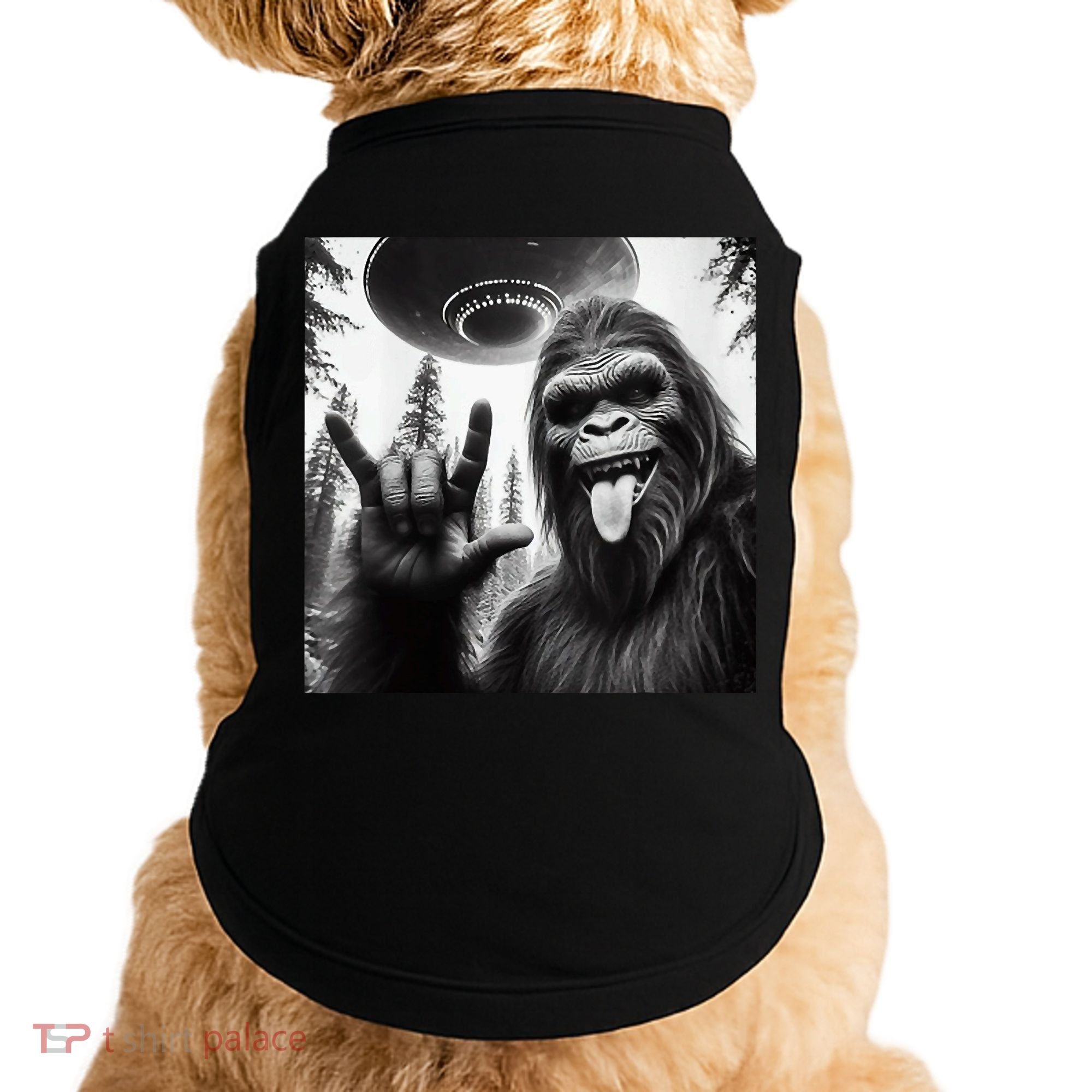 Funny Sasquatch Bigfoot Rock On Selfie With Ufo Alien Doggie Tank