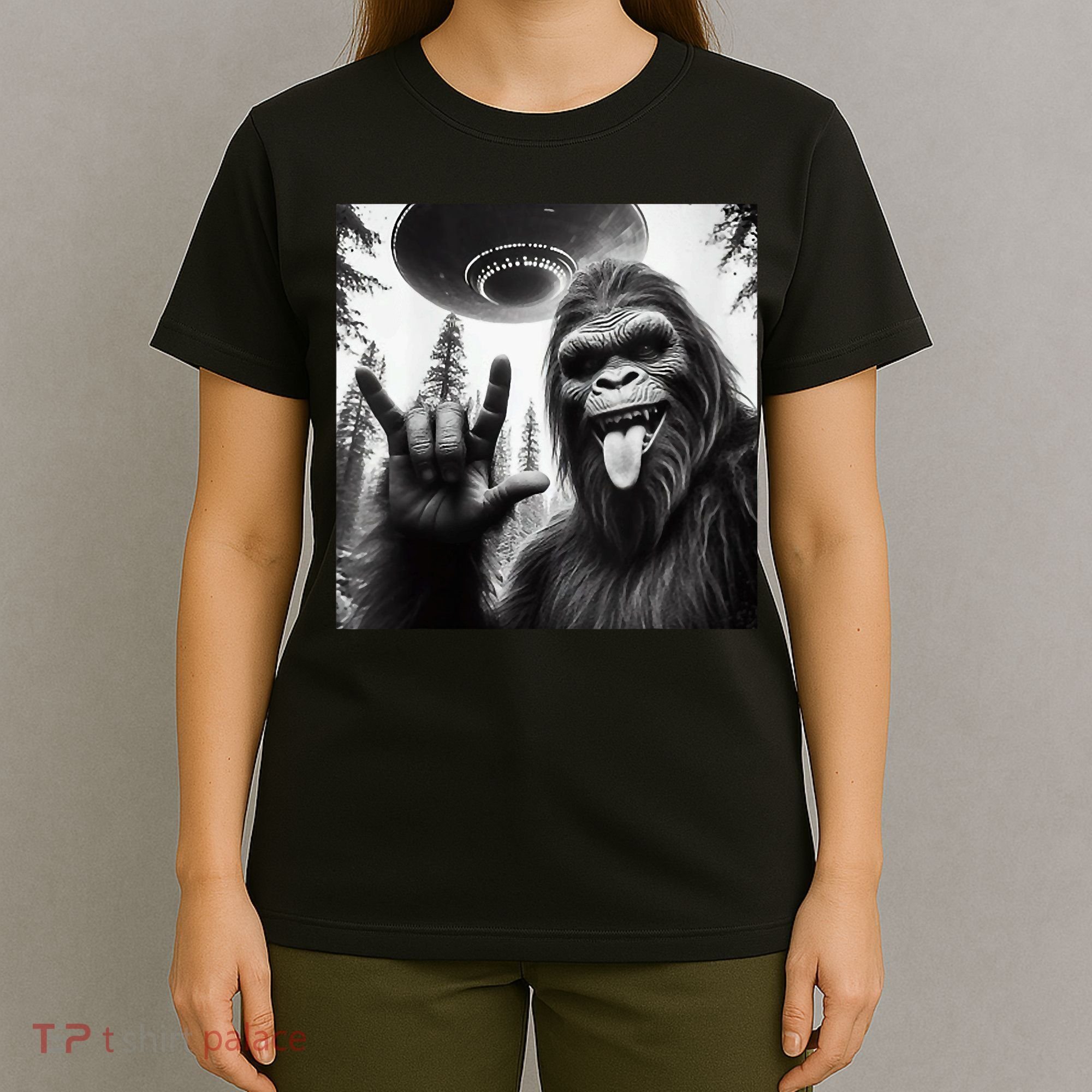 Funny Sasquatch Bigfoot Rock On Selfie With Ufo Alien T-Shirt