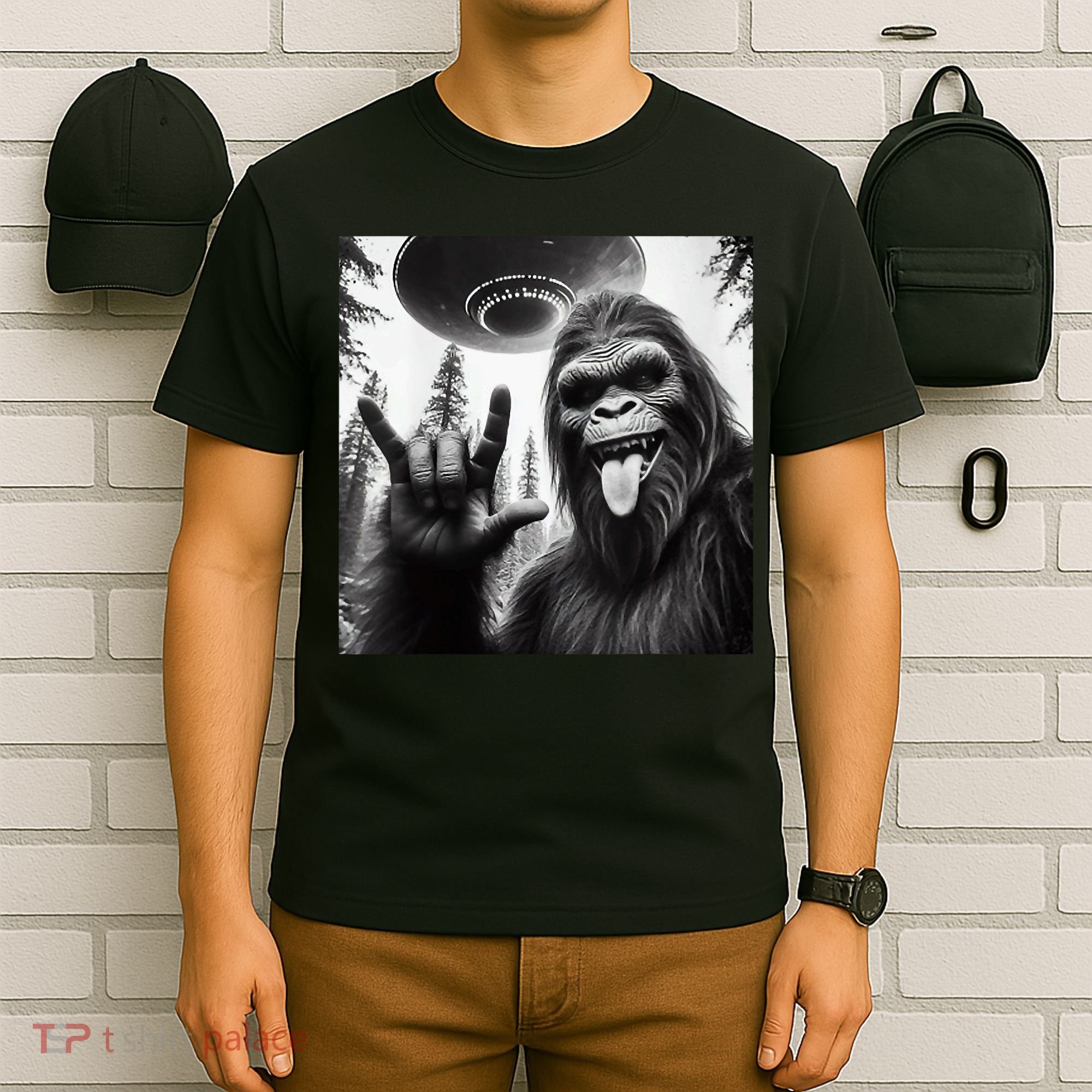 Funny Sasquatch Bigfoot Rock On Selfie With Ufo Alien T-Shirt