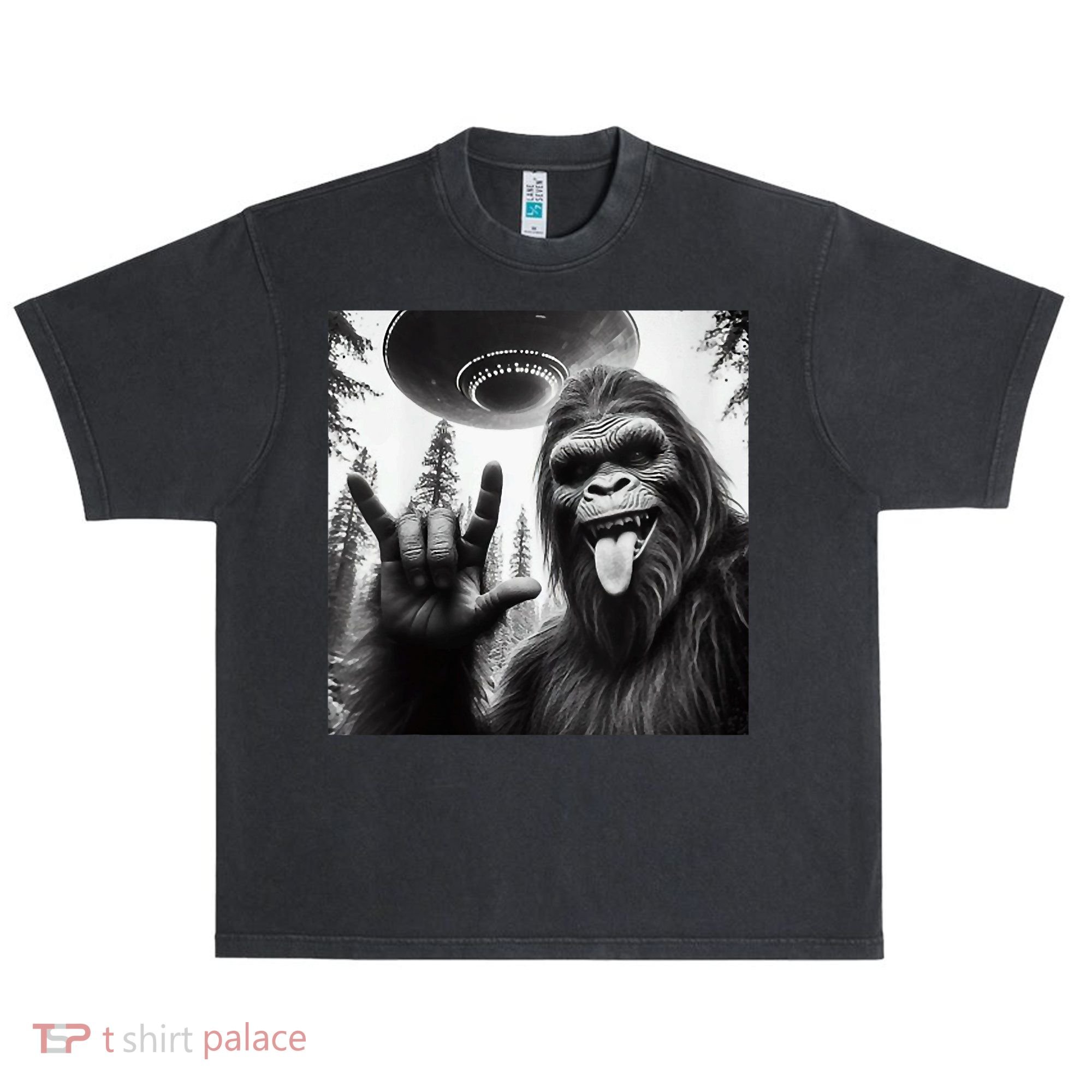Funny Sasquatch Bigfoot Rock On Selfie With Ufo Alien Urban Oversized Heavyweight T-Shirt