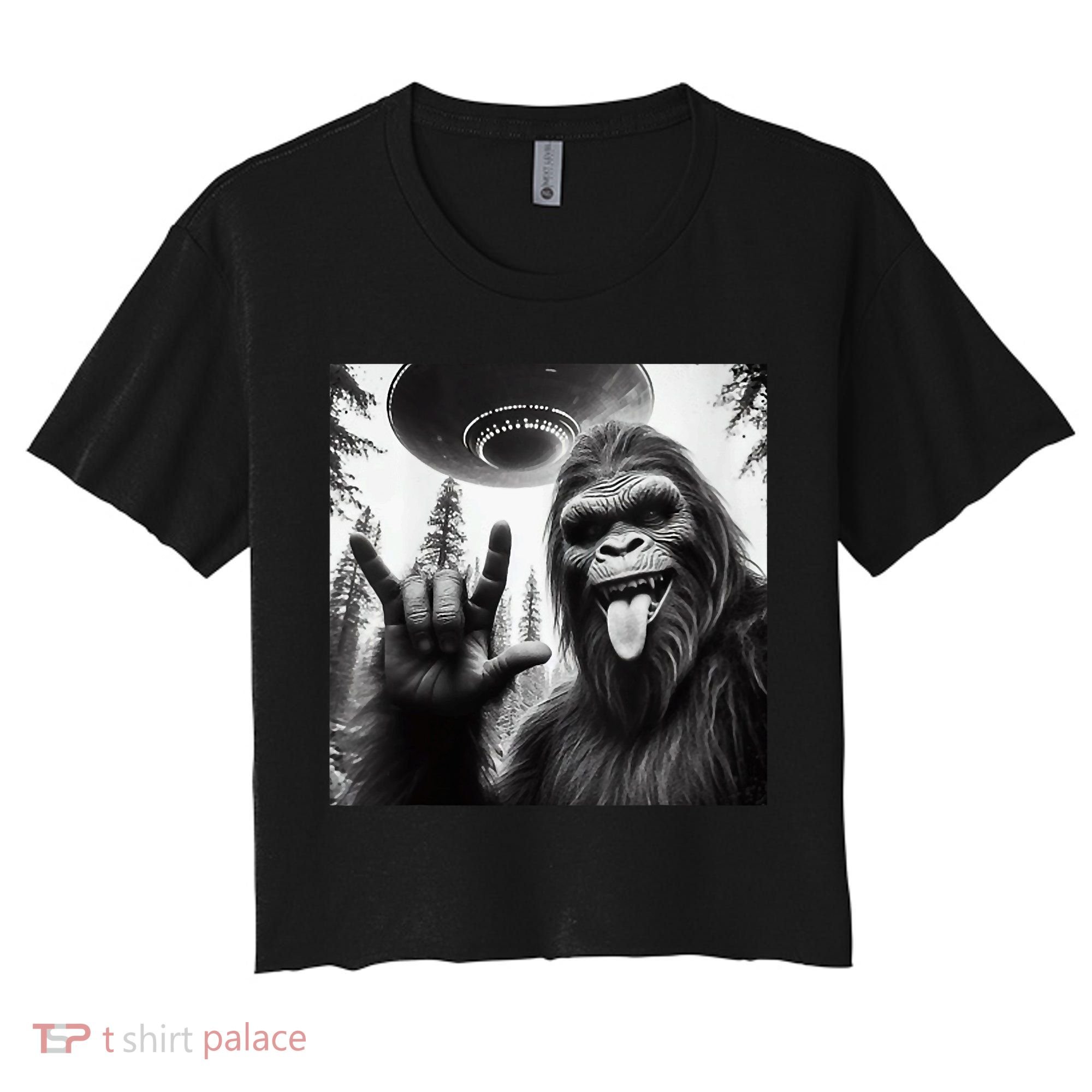 Funny Sasquatch Bigfoot Rock On Selfie With Ufo Alien Women's Crop Top Tee