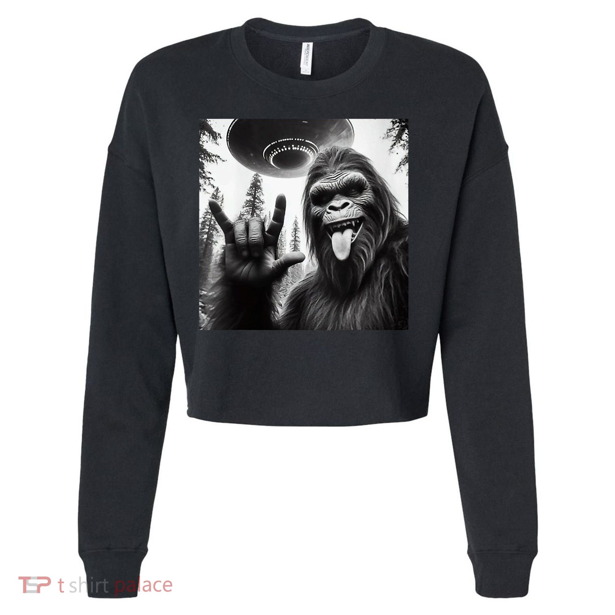 Funny Sasquatch Bigfoot Rock On Selfie With Ufo Alien Cropped Pullover Crew