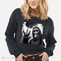 Funny Sasquatch Bigfoot Rock On Selfie With Ufo Alien Cropped Pullover Crew thumb 2