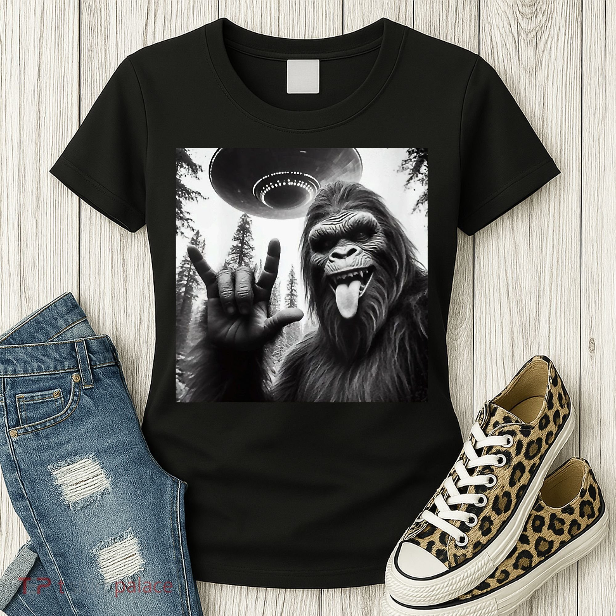 Funny Sasquatch Bigfoot Rock On Selfie With Ufo Alien Women's T-Shirt