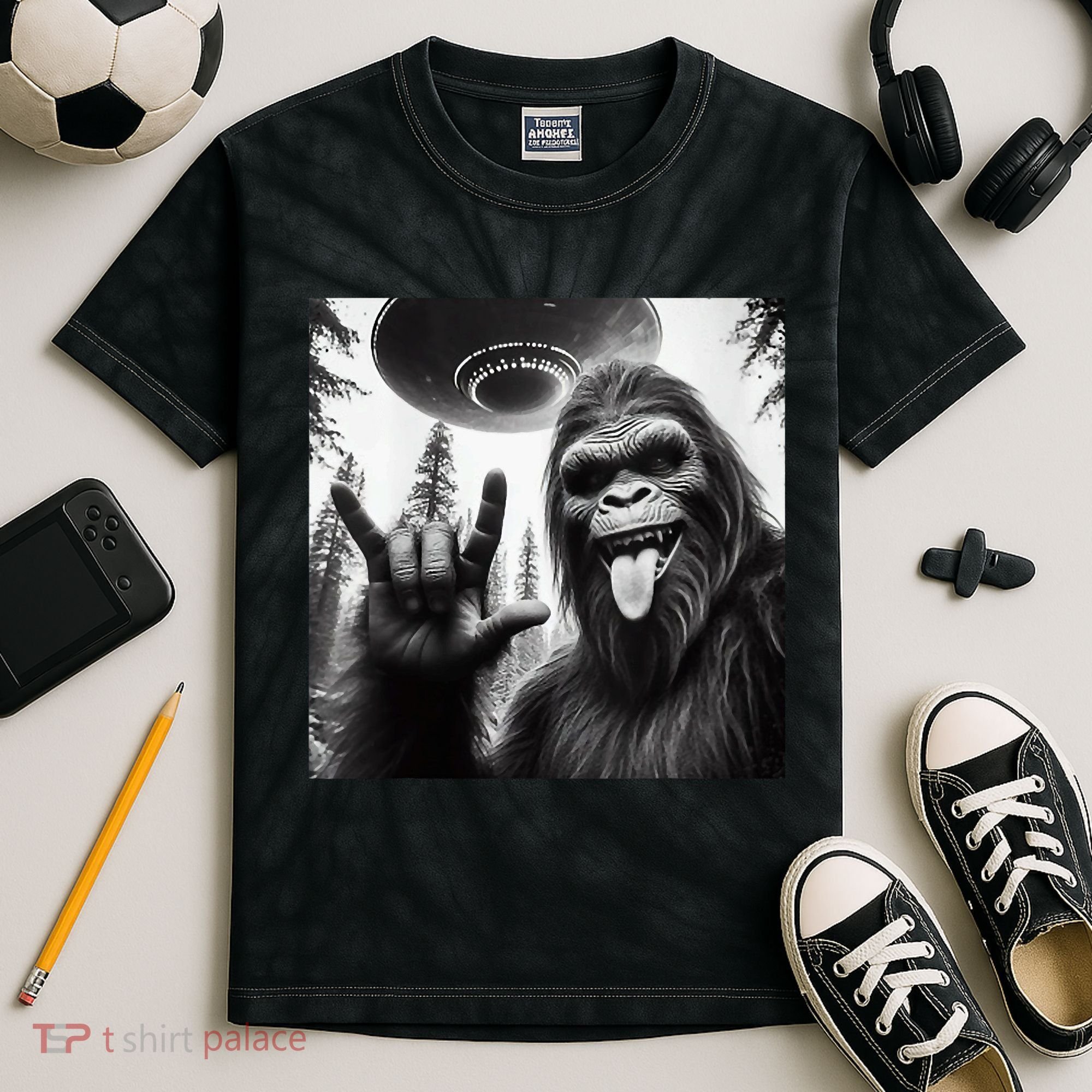Funny Sasquatch Bigfoot Rock On Selfie With Ufo Alien Kids Tie-Dye T-Shirt