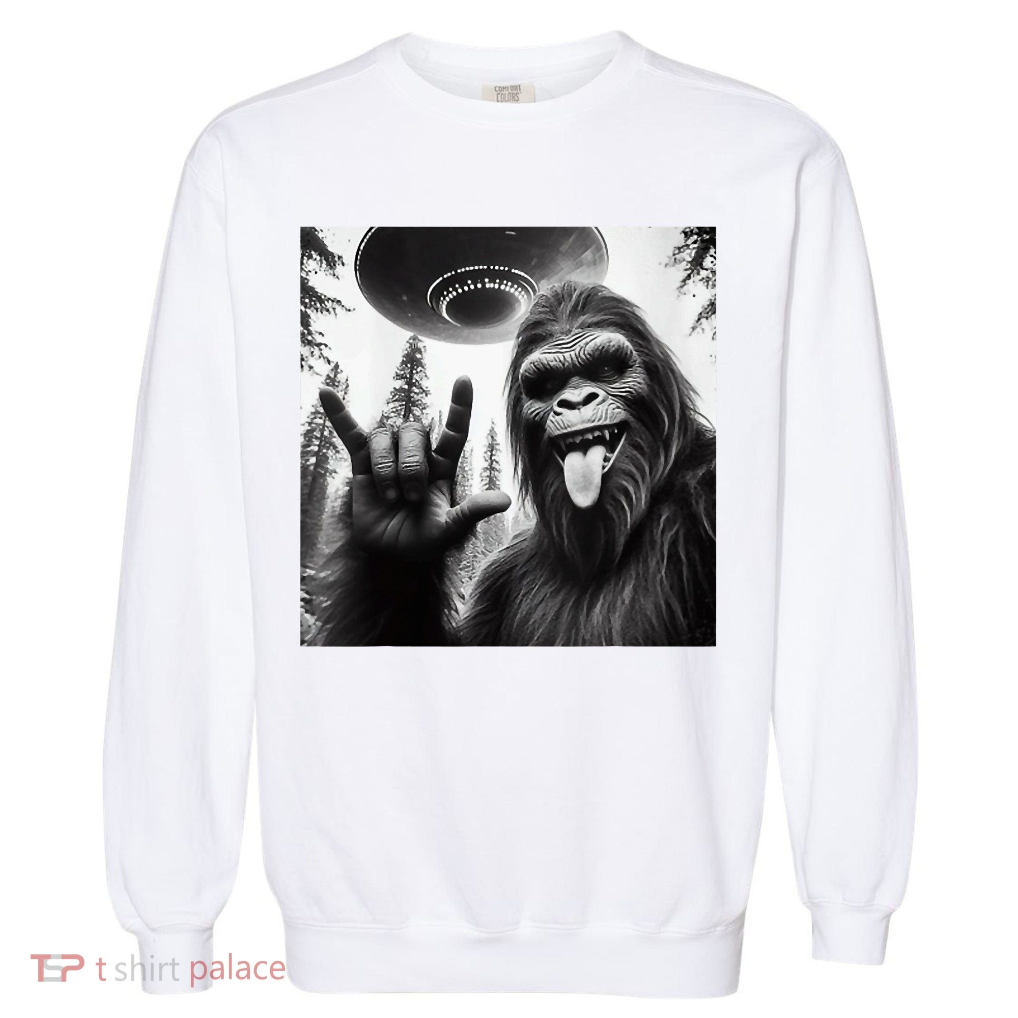 Funny Sasquatch Bigfoot Rock On Selfie With Ufo Alien Garment-Dyed Sweatshirt