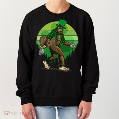 Funny St Patrick's Day Leprechaun Sasquatch With Beer Women's Sweatshirt