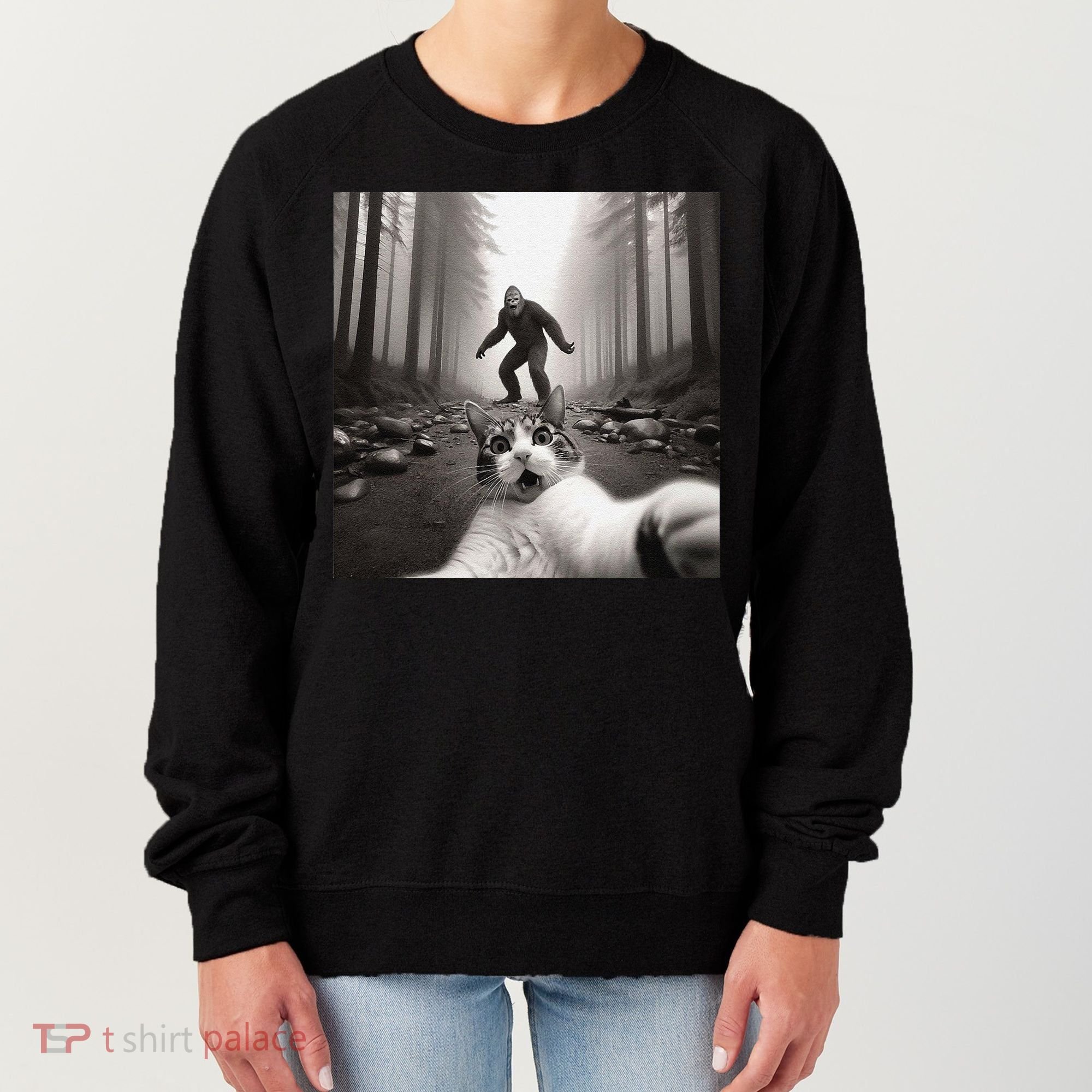 Funny Surprised Scared Cat Selfie With Sasquatsch Bigfoot Women's Sweatshirt