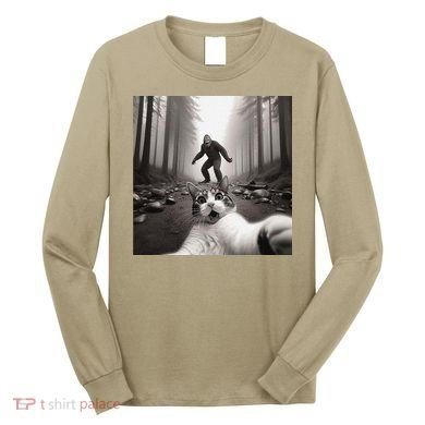 Funny Surprised Scared Cat Selfie With Sasquatsch Bigfoot Long Sleeve Shirt