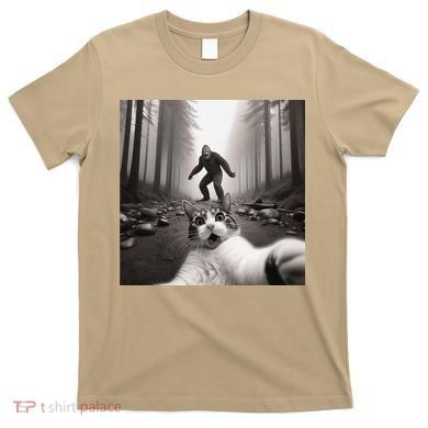 Funny Surprised Scared Cat Selfie With Sasquatsch Bigfoot T-Shirt