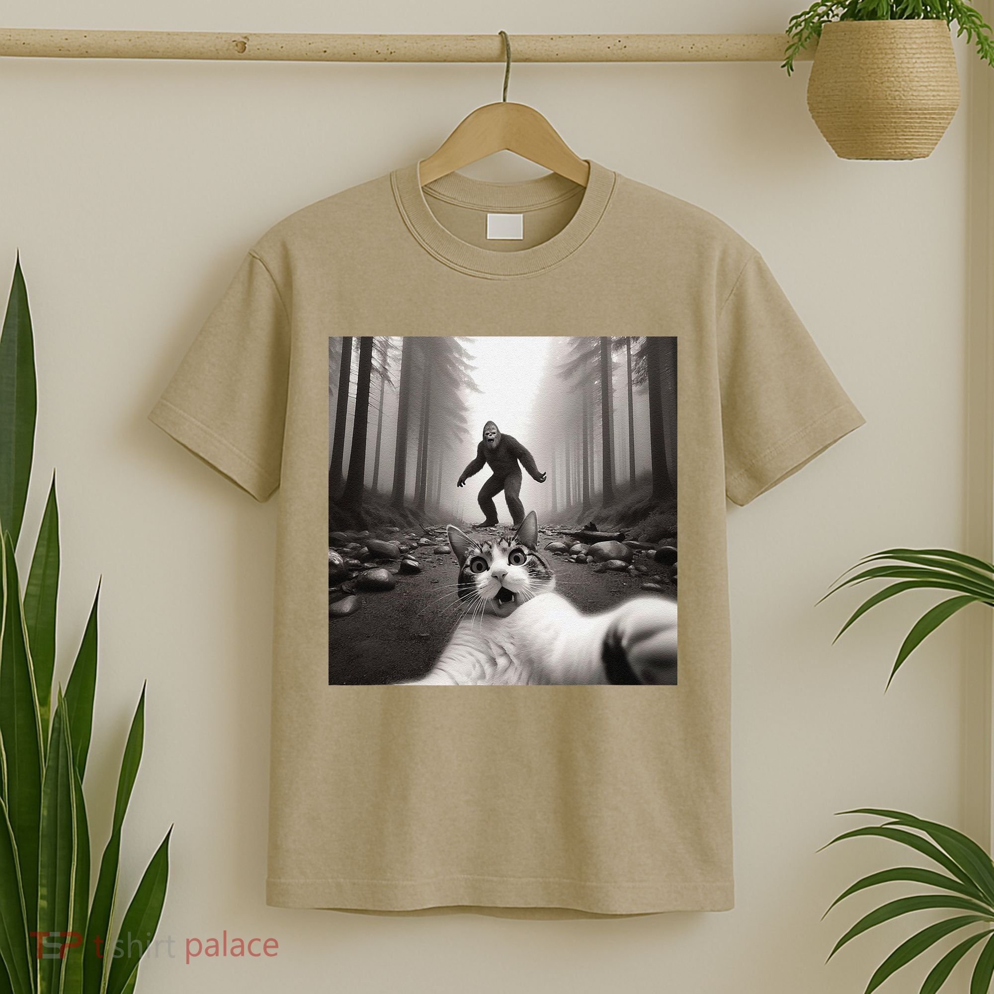 Funny Surprised Scared Cat Selfie With Sasquatsch Bigfoot T-Shirt