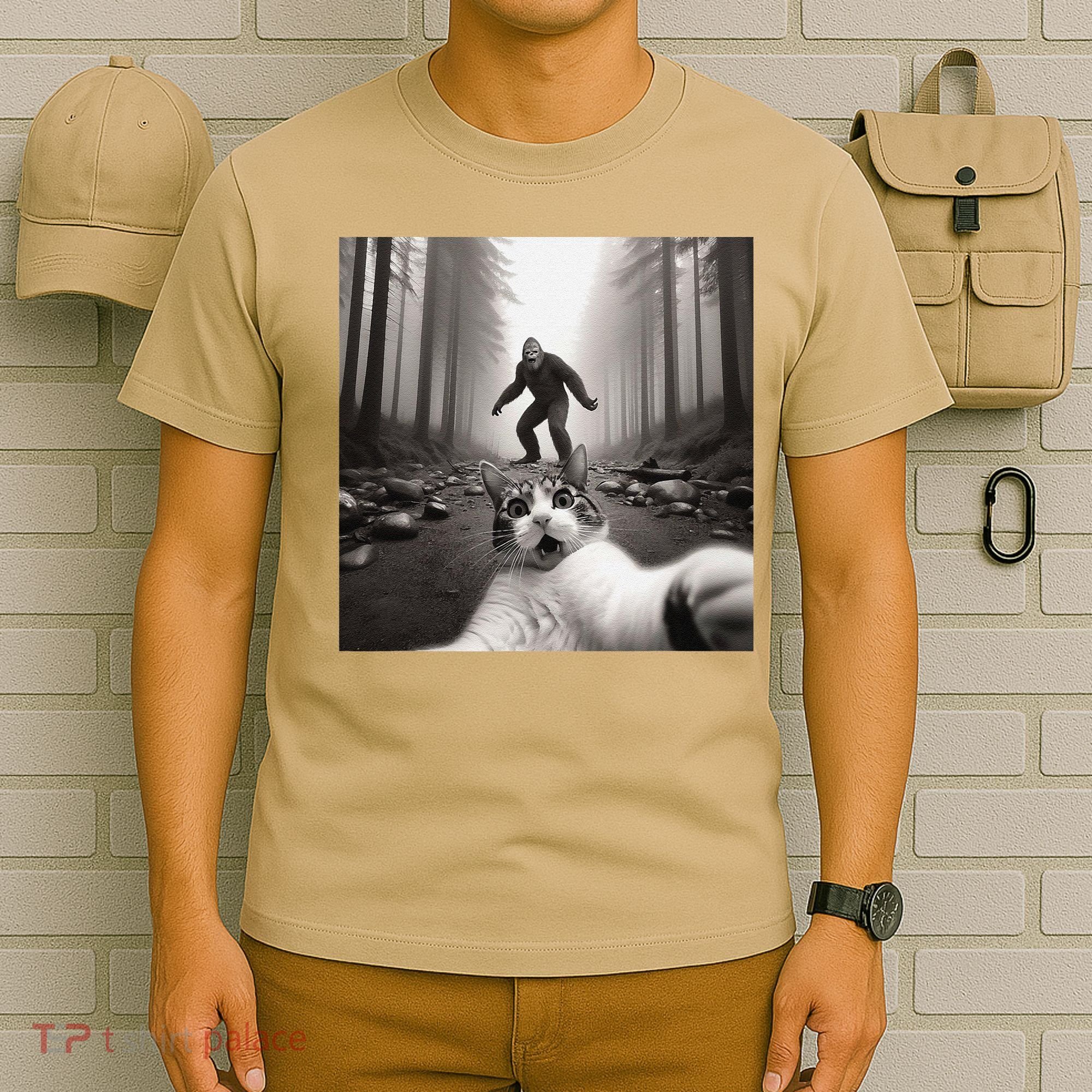 Funny Surprised Scared Cat Selfie With Sasquatsch Bigfoot T-Shirt
