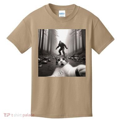 Funny Surprised Scared Cat Selfie With Sasquatsch Bigfoot Kids T-Shirt