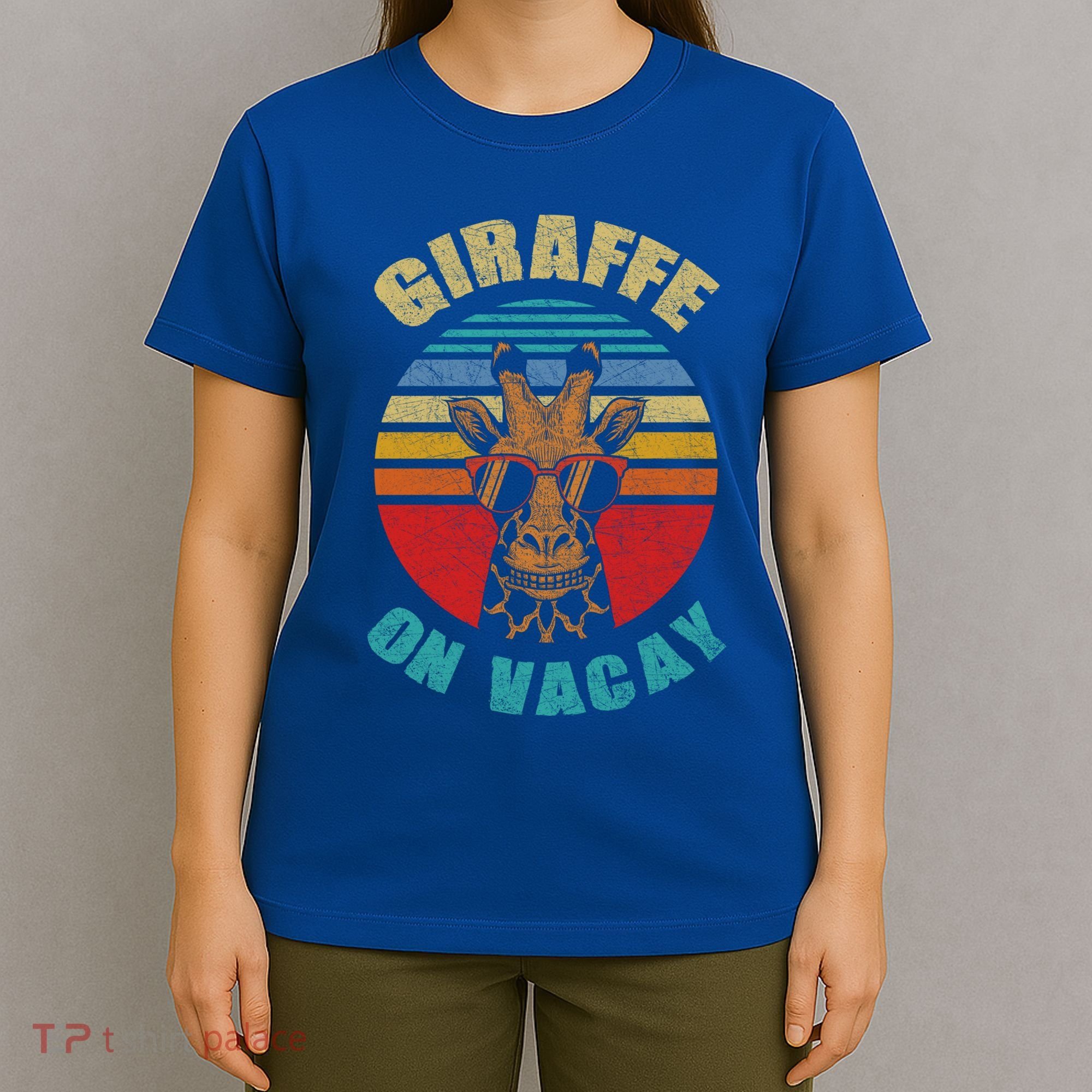 Funny Vintage Giraffe On Vacay Mode Summer Vacation Vibes Gift T-Shirt