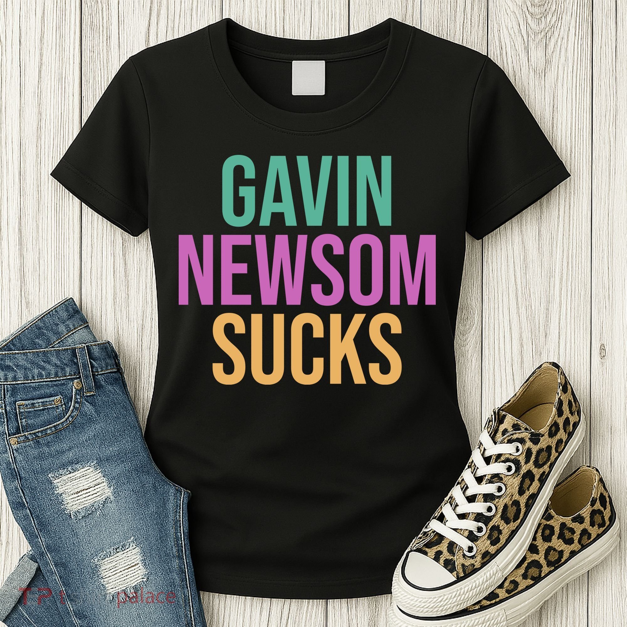 Gavin Newsom Sucks Women's T-Shirt