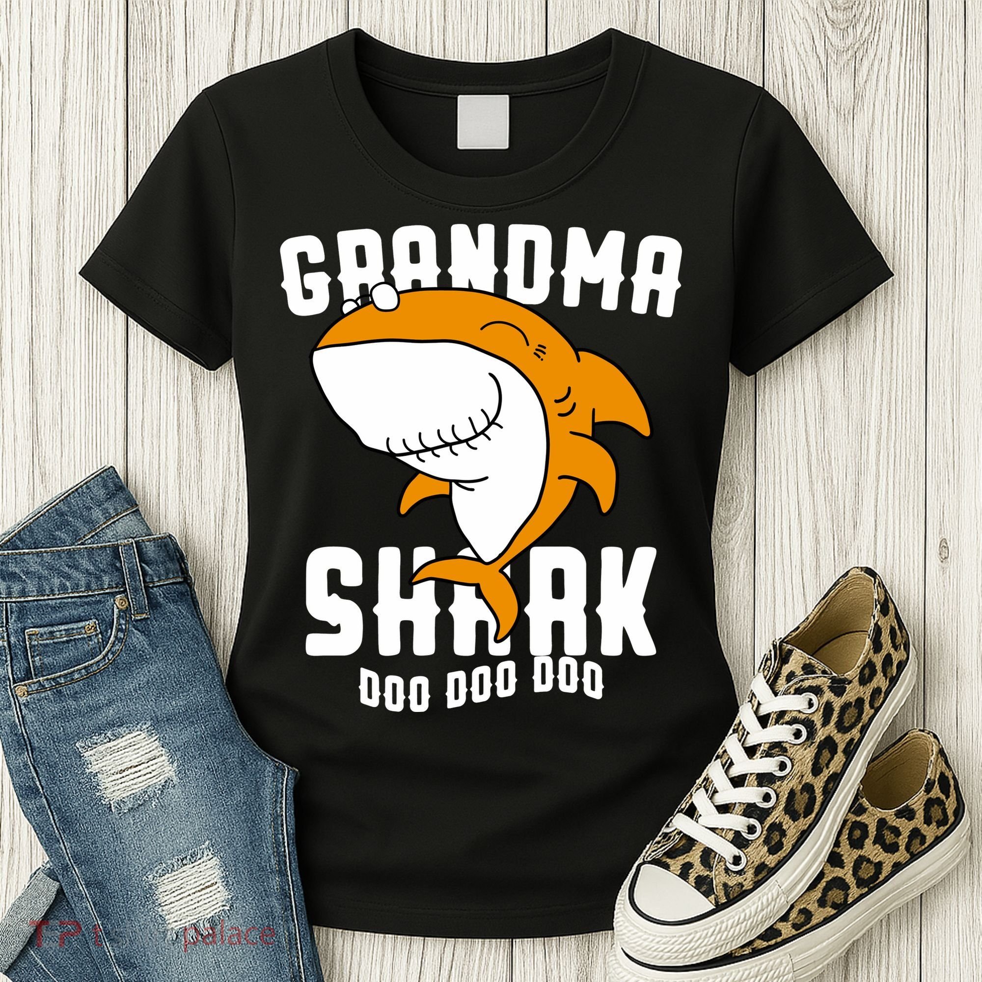 Grandma Shark Mommy Birthday Halloween Christmas Women's T-Shirt