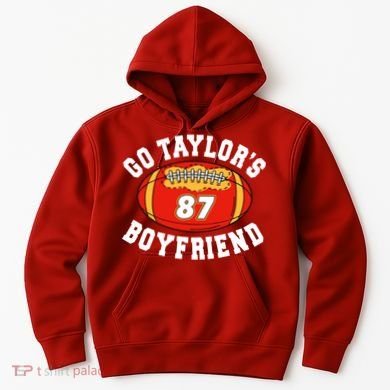 Go TaylorS Boyfriend I Just Here For Travis Hoodie