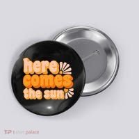 Here Comes The Sun Summer Vibes Button thumb 0