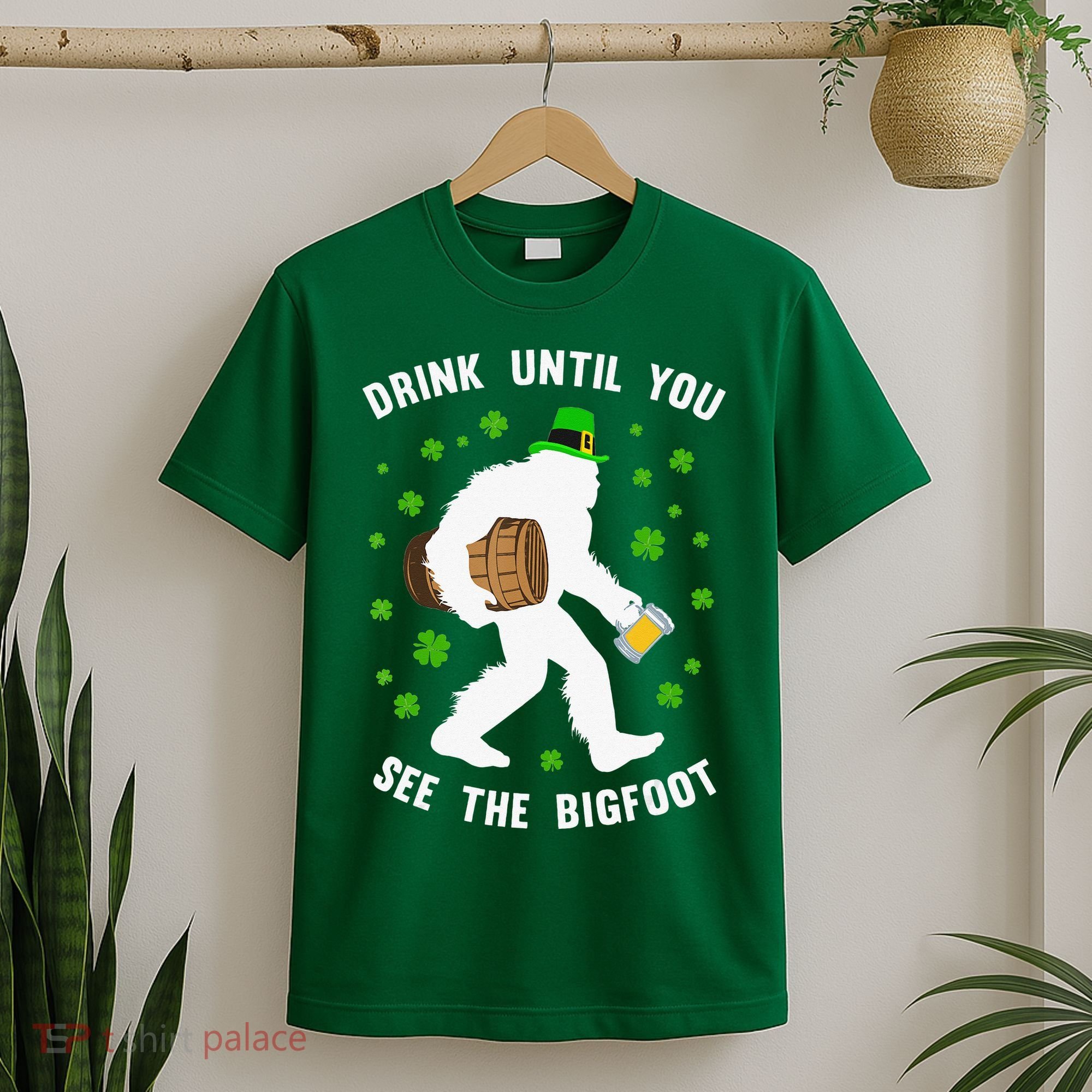 Irish Bigfoot St Patricks Day Leprechaun Sasquatch Party T-Shirt