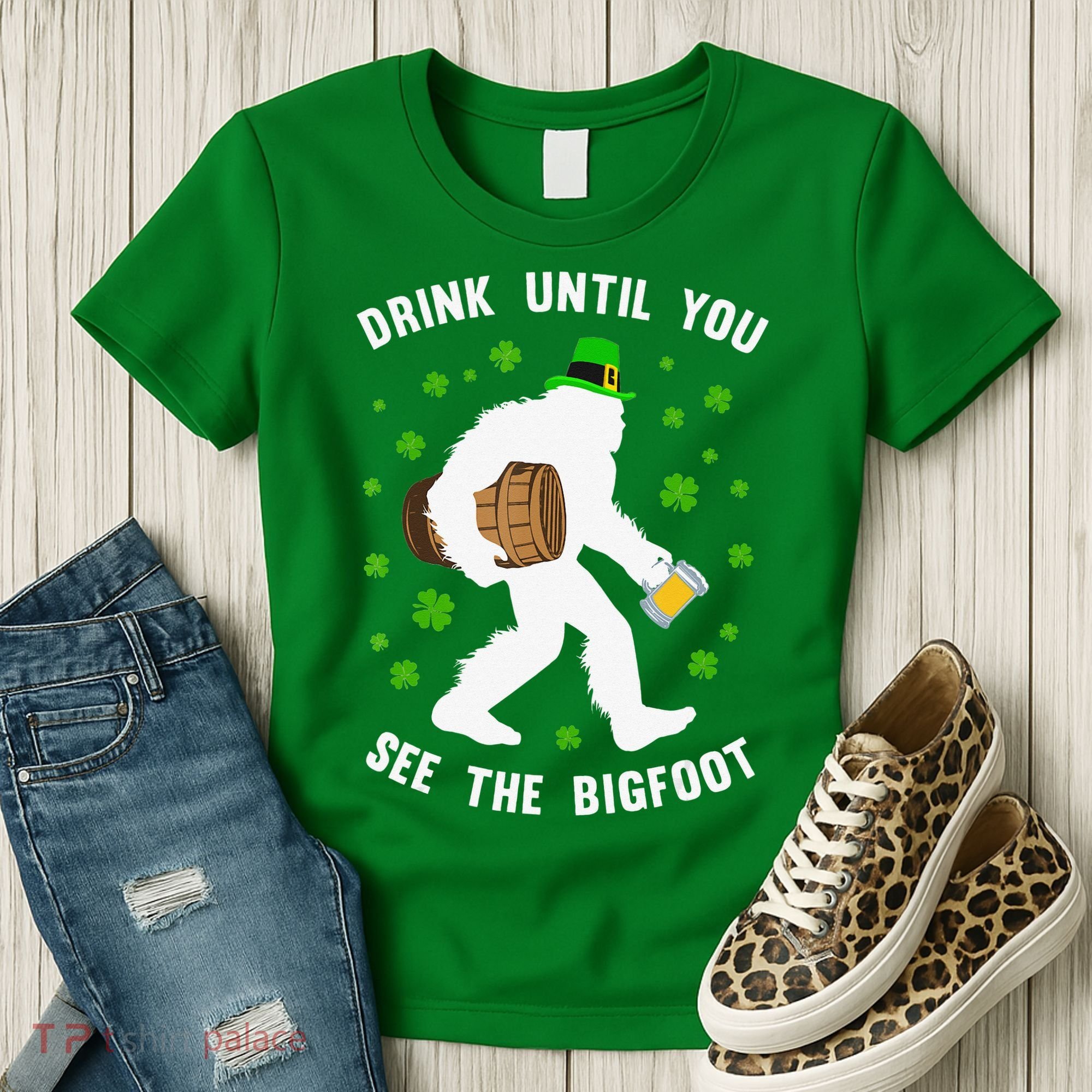 Irish Bigfoot St Patricks Day Leprechaun Sasquatch Party Women's T-Shirt