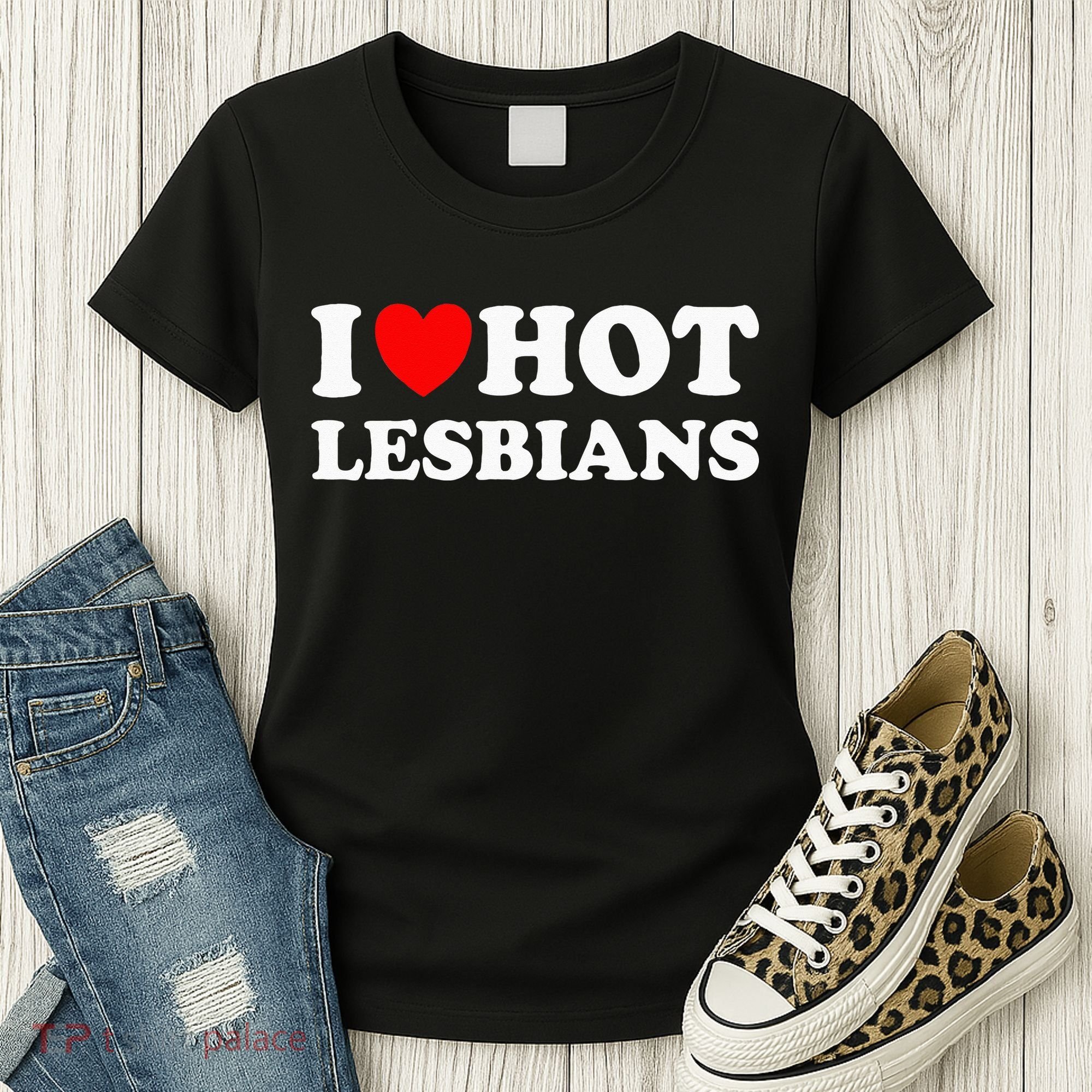 I Heart Hot Lesbians I Love Hot Lesbians Women's T-Shirt
